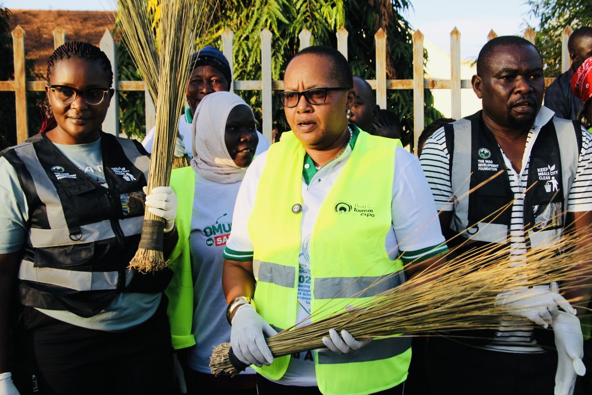 nemaug's tweet photo. 3RD NATIONAL CLEANING DAY - MBALE CITY!

Today, 26 Sept 2026, NEMA Mbale Regional Office and NEMA’s Mt. Elgon Project team joined Mbale City Authority, Mutende, Minister of State for Ministry PublicService, who served as the Chief Cleaner, @ugwildlife, schools & communities for National Cleaning Day. 

The cleaning exercise was conducted along Pallisa Road in Mbale City and this is a testament that environmental cleanliness is a shared responsibility. 

“A Clean Uganda is Everybody’s Responsibility”.

#NationalCleaningDay #NEMA