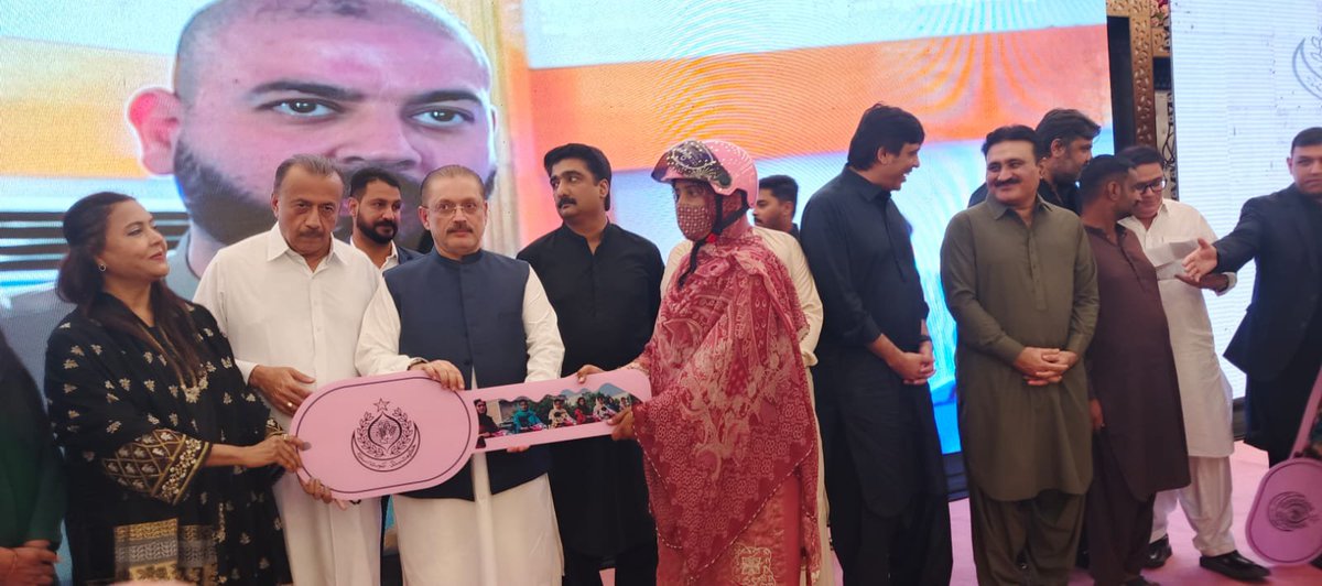 FaizullahK64113's tweet photo. خواتین کو بااختیار بنانا شہید محترمہ بینظیر بھٹو کے وژن کا اہم حصہ تھا۔ آج سندھ حکومت اسی وژن کو عملی اقدامات کے ذریعے آگے بڑھا رہی ہے۔
#FreePinkScootyMirpurkhas https://t.co/D7rOHunYql