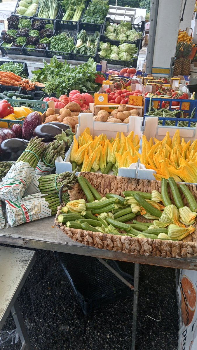 Scarfie1's tweet photo. @DailyPicTheme2 I love seeing the colourful fruit and vegetables found in European outdoor markets, in this case Italy. #upliftingcolours #dailypicturetheme https://t.co/4udIY3Klv2