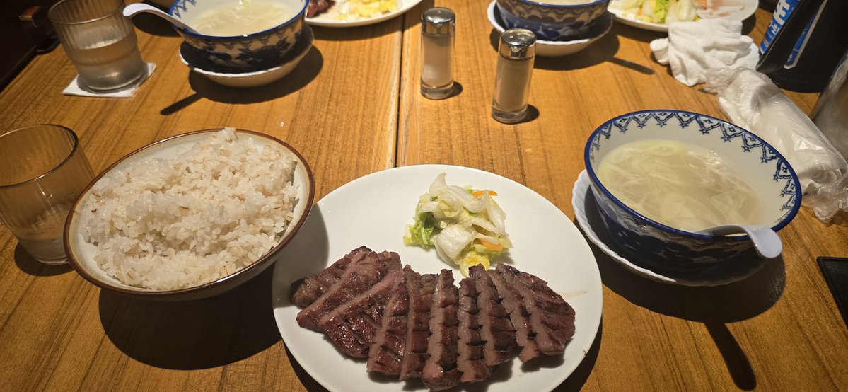 gobousan015's tweet photo. 仙台に来たんだから牛たん食わないとな…！ https://t.co/o89qe81Vjw