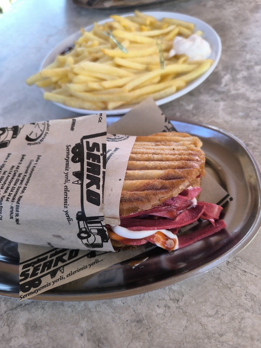 dasimmim's tweet photo. Adı var tadı yok beğenmedim bizim tavuklu sucuklu kaşarlı tost daha güzel gibi https://t.co/qpjroYFvCY