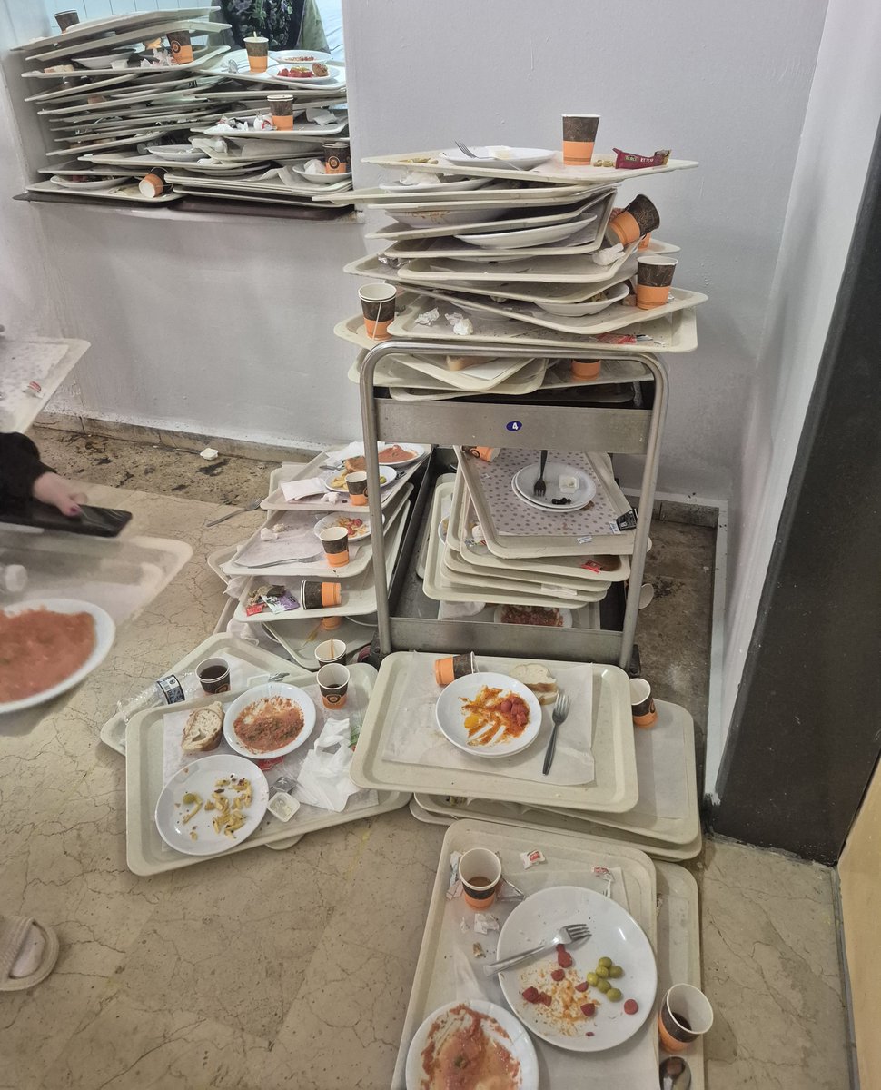 minhosmiyav's tweet photo. kac bin kisilik yurdun blok kantinlerini kapatip kahvaltiyi ortak yemekhaneye tasidiklari icin yurdun güncel rezilligi daha en az 30 kisi de sirada bekliyodu bunu cektigimde 🤡🤡🤡 https://t.co/K63mTYQ0Vr