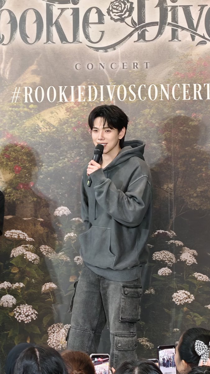 Beauthika's tweet photo. ฮือออ เยียวยาจิตใจมากๆๆๆๆๆ 
#ROOKIEDIVOSCONCERT
#ต้าห์อู๋ #Daou #oueiija https://t.co/P1yKiM8zyM