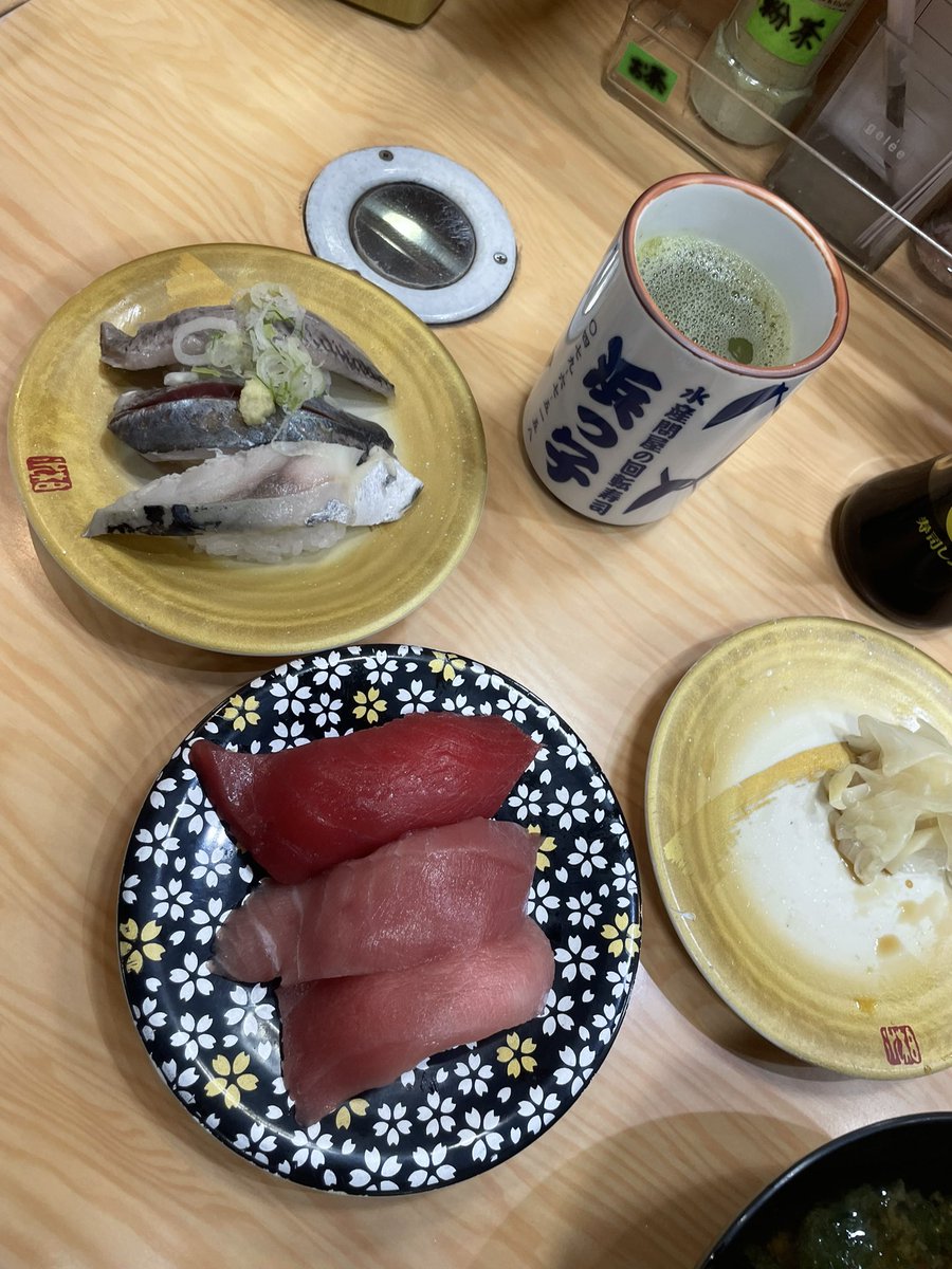 marosuke00's tweet photo. 本日の収穫　うぇーい
イチジク　今年はもう終わりらしい
シャインマスカット　直売所
梨　いつもの直売所
ついでに寿司 https://t.co/qhuDT3ndUn