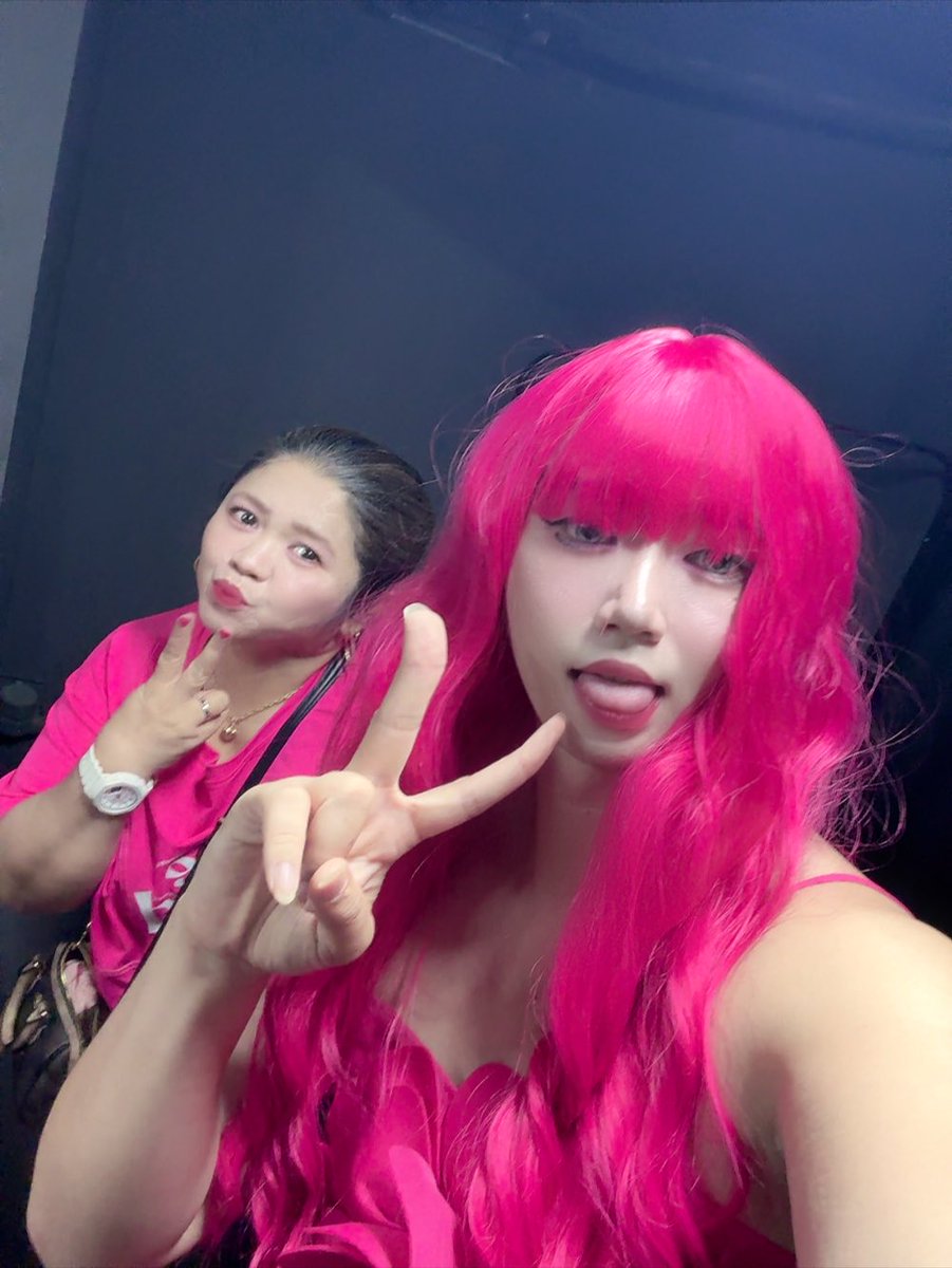 queendongju01's tweet photo. 오늘 3번째 공연 와줘서 감사해요
즐거추석 잘보내요🍭💛
시간 내서 와주셔서 감사해요🩵
요즘 핑크코어라 핑크로 물들여봤어요🩷
이쁘죠 럽둥이덜 항상 행복하고 건강하고
또 공연때봐요 사랑해요 러뷰꿈치 에리얼💙
고추싹싹잘라 칵투💛🩷🍭💅🏻 https://t.co/zLcMQAKAyt