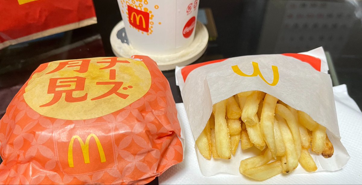 ohirune_sheep's tweet photo. 雨ですが月見バーガーを食べてます！
21時か22時から枠をします！
あとほろ酔い買ってみました！ https://t.co/ENDZOZXdiw