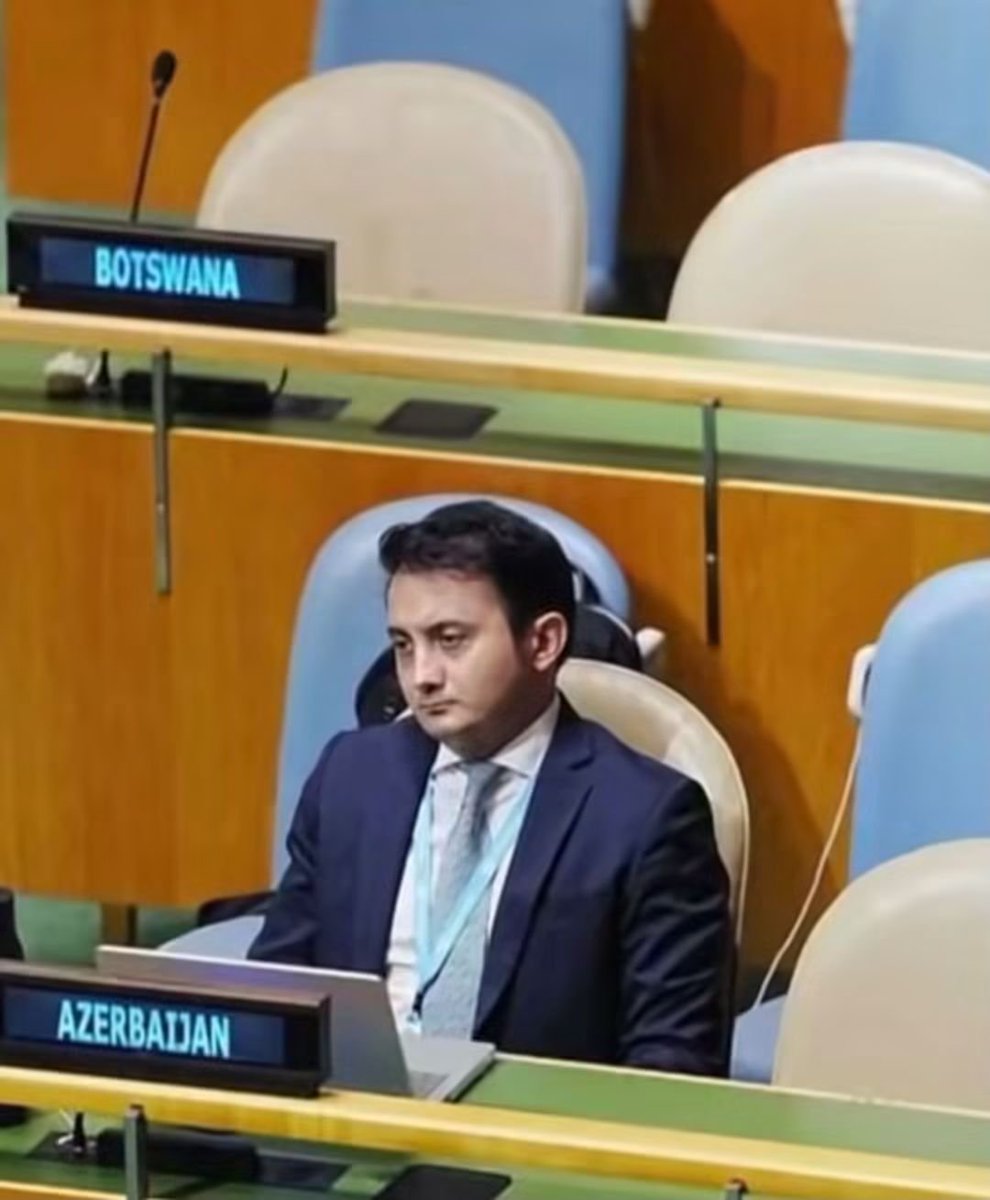HzMamed's tweet photo. Üzülme kardeşim.
1. Yahudi  “Cesaret Madalyası”nı sen almadın.
2. Siyonizmin kurucusu Theodor Herzl’i anmak için Ankarada etkinlik düzenlenmesine izin veren de sen değilsin.
   3. Irak petrolünü çalıp İsrail’e satan da sen değilsin…
Kudursunlar.  😁 https://t.co/KzwJVkrIUw