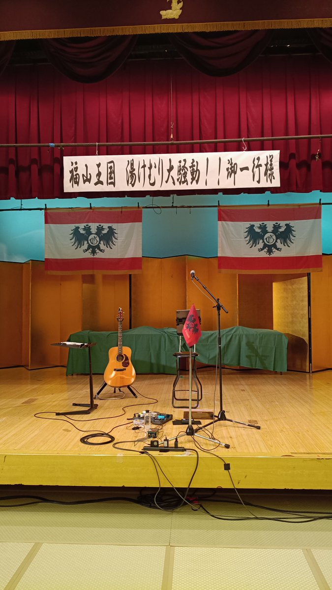 kon_ryu's tweet photo. 宴会がはじまる
今どきこんなタイプの宴会経験できると思わなかった https://t.co/jRup6cXJyk