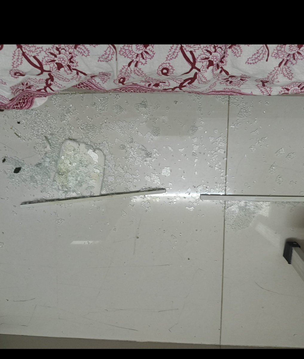 venkinag's tweet photo. @just_snabbit 

We have placed order in snabbit and the person who came for fridge cleaning had broken my  fridge glass...
We have raised complaint on  sep15 and 10 days over no one even turned out...
It's fridge glass....and they are asking for bill ??? https://t.co/bJjhj8MVww