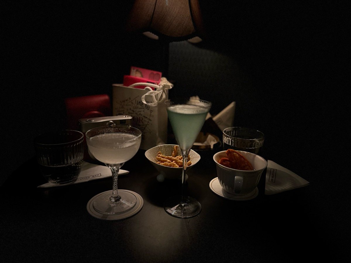 Platto4n's tweet photo. De noche tarde, la pequea taberna sigue caliente: ración de patatas fritas crujientes, un café negro amargo, y el dueo escucha tus historias sin prisa. ， https://t.co/52YsEBbhqR