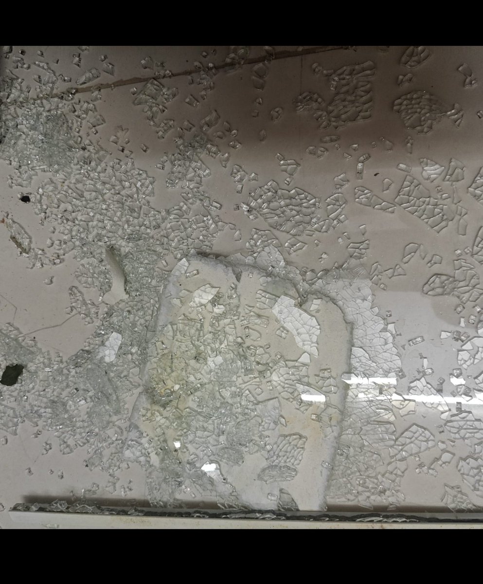 venkinag's tweet photo. @just_snabbit 

We have placed order in snabbit and the person who came for fridge cleaning had broken my  fridge glass...
We have raised complaint on  sep15 and 10 days over no one even turned out...
It's fridge glass....and they are asking for bill ??? https://t.co/bJjhj8MVww