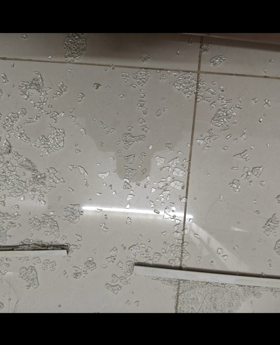 venkinag's tweet photo. @just_snabbit 

We have placed order in snabbit and the person who came for fridge cleaning had broken my  fridge glass...
We have raised complaint on  sep15 and 10 days over no one even turned out...
It's fridge glass....and they are asking for bill ??? https://t.co/bJjhj8MVww