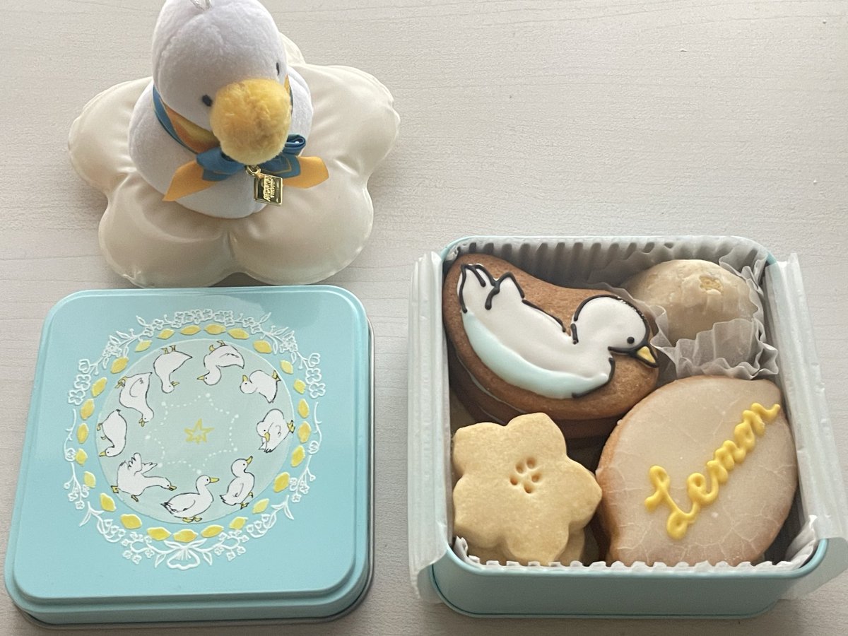 yu_snowdrop's tweet photo. ももろさんの個展で買ったクッキー缶をついにあけた〜
可愛くて美味しいって最高すぎる https://t.co/Hn3wCfJhCY