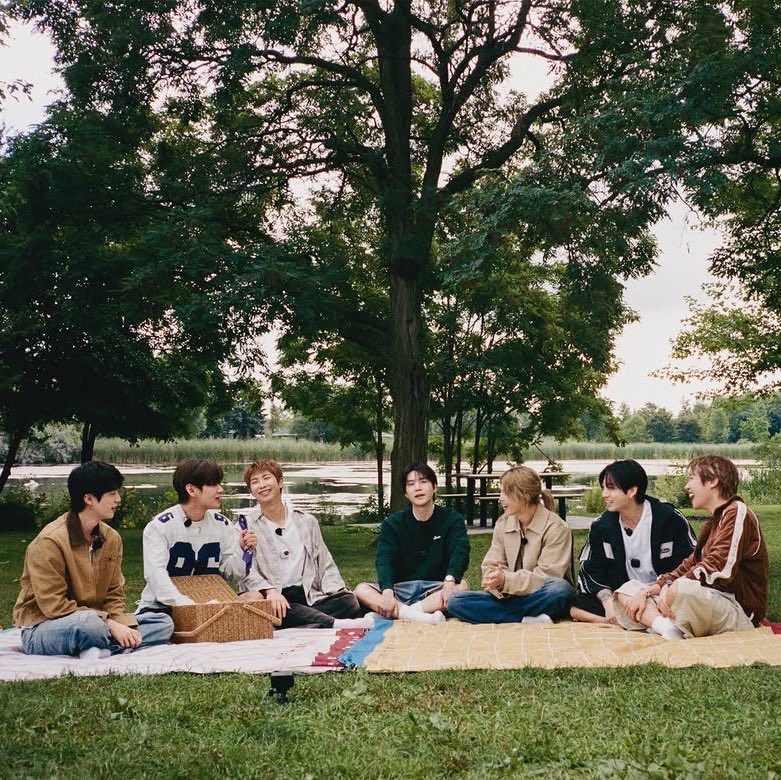 taesl0ver's tweet photo. BIGHIT REALLY THOUGHT THEY WERE BEING SUBTLE POSTING A PICTURE OF TANNIES HAVING A PICNIC IN THE GARDEN WITH NO CAPTION LIKE WE WOULDN’T FIGURE OUT IT’S FOR RUN BTS 2.0 😭 https://t.co/f4NCuconiD