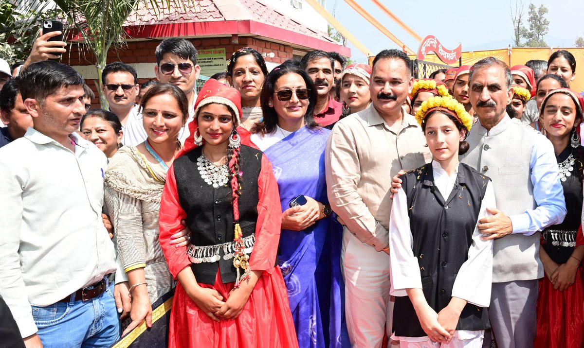 SukhuSukhvinder's tweet photo. बल्ह जाते हुए डीएवी स्कूल, नेरचौक के पास बच्चों को देखा तो खुद को उनसे मिलने से रोक नहीं पाया। कुछ पल उनके साथ बिताए और ढेर सारी बातें कीं।

बच्चों को पढ़ाई के साथ-साथ खेलों में भी आगे बढ़ने, मेहनत और आत्मविश्वास के साथ अपने सपनों को पूरा करने के लिए प्रेरित किया। साथ ही, नशे से दूर रहने और नशामुक्त हिमाचल के संकल्प में भागीदार बनने का आग्रह किया।