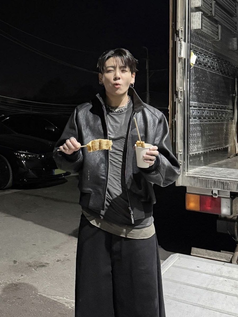 servcuntmin's tweet photo. this most boyfriend coded pictures of him ever https://t.co/epecY9GVuT