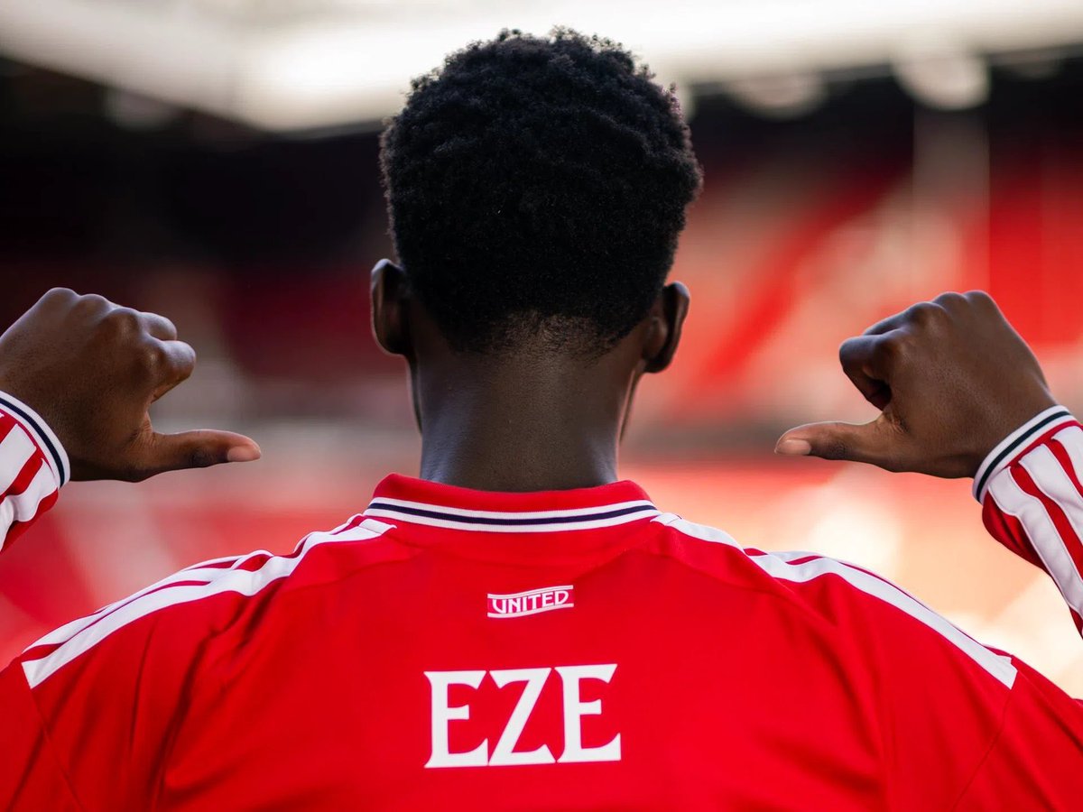 UtdRoad_ID's tweet photo. 📝 David Eze, gelandang 16 tahun dari Akademi ManCity resmi bergabung. 

Dik Eze sambil liat-liat lemari trofi Manchester United yang didapatkan secara legal.

Ehh wkwk https://t.co/pTxrHMBQOf