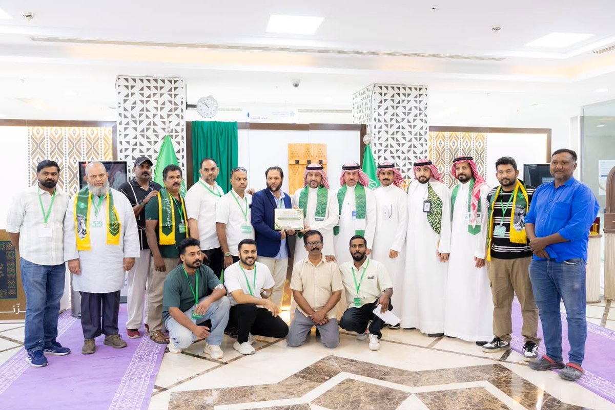 HBHCluster's tweet photo. بمشاعر ملؤها المحبة والوفاء، 
شاركت الجالية الهندية بمحافظة حفر الباطن منسوبي مستشفى حفر الباطن المركزي احتفالاتهم بـ #اليوم_الوطني_السعودي.
وشهدت الفعالية مبادرة إنسانية من أفراد الجالية بالتبرع بالدم، مؤكدين اعتزازهم بالعيش والعمل على أرض المملكة. وتأتي هذه المشاركة تعزيزاً لروح المسؤولية المجتمعية وتعميقاً للروابط الإنسانية بين كافة أطياف المجتمع.
#عزنا_بطبعنا 
#تجمع_حفرالباطن_الصحي