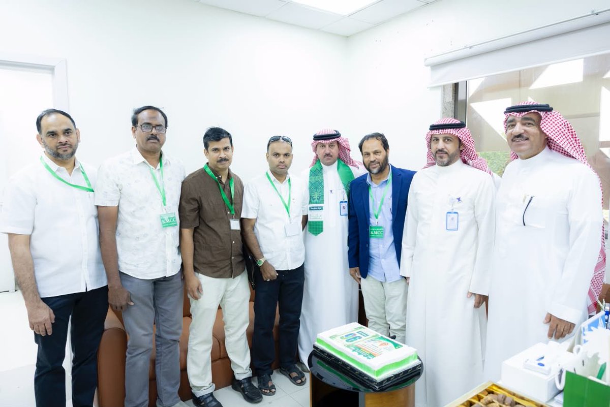 HBHCluster's tweet photo. بمشاعر ملؤها المحبة والوفاء، 
شاركت الجالية الهندية بمحافظة حفر الباطن منسوبي مستشفى حفر الباطن المركزي احتفالاتهم بـ #اليوم_الوطني_السعودي.
وشهدت الفعالية مبادرة إنسانية من أفراد الجالية بالتبرع بالدم، مؤكدين اعتزازهم بالعيش والعمل على أرض المملكة. وتأتي هذه المشاركة تعزيزاً لروح المسؤولية المجتمعية وتعميقاً للروابط الإنسانية بين كافة أطياف المجتمع.
#عزنا_بطبعنا 
#تجمع_حفرالباطن_الصحي