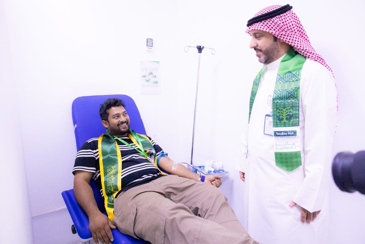 HBHCluster's tweet photo. بمشاعر ملؤها المحبة والوفاء، 
شاركت الجالية الهندية بمحافظة حفر الباطن منسوبي مستشفى حفر الباطن المركزي احتفالاتهم بـ #اليوم_الوطني_السعودي.
وشهدت الفعالية مبادرة إنسانية من أفراد الجالية بالتبرع بالدم، مؤكدين اعتزازهم بالعيش والعمل على أرض المملكة. وتأتي هذه المشاركة تعزيزاً لروح المسؤولية المجتمعية وتعميقاً للروابط الإنسانية بين كافة أطياف المجتمع.
#عزنا_بطبعنا 
#تجمع_حفرالباطن_الصحي