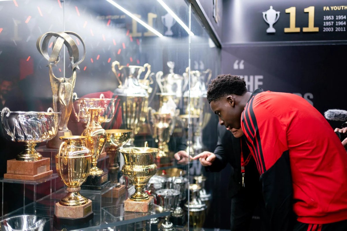 UtdRoad_ID's tweet photo. 📝 David Eze, gelandang 16 tahun dari Akademi ManCity resmi bergabung. 

Dik Eze sambil liat-liat lemari trofi Manchester United yang didapatkan secara legal.

Ehh wkwk https://t.co/pTxrHMBQOf
