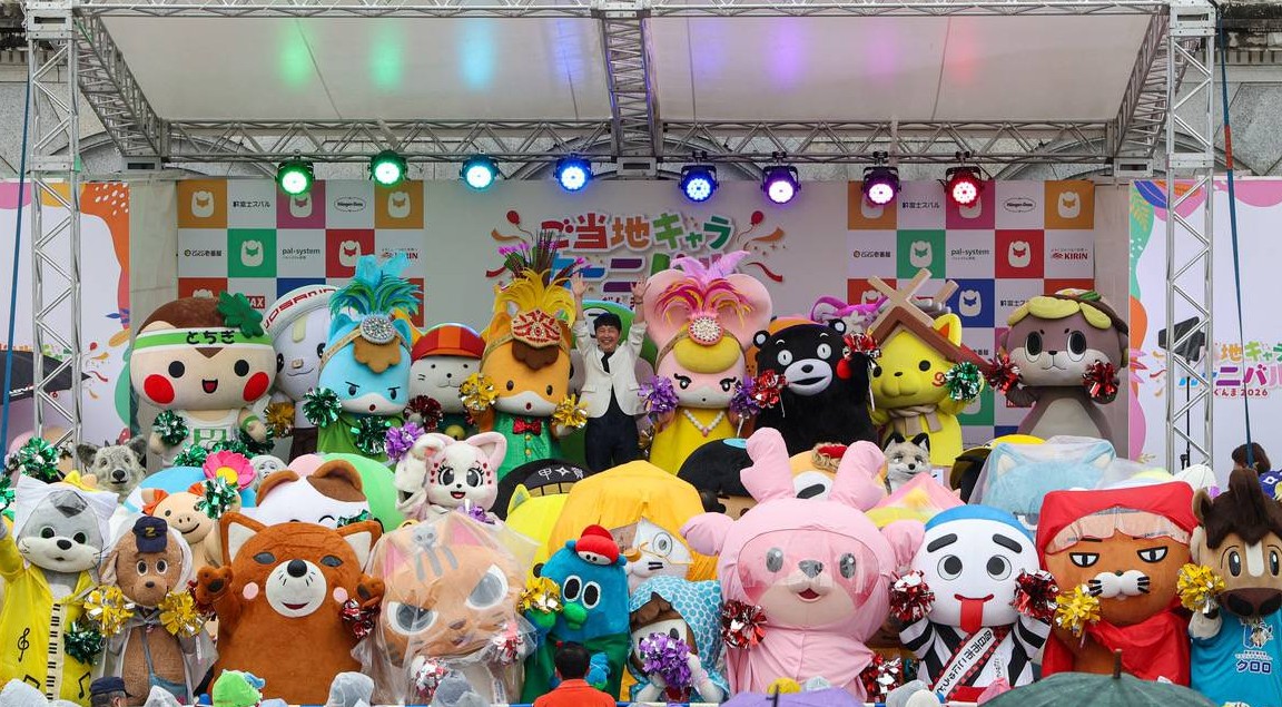 55_kumamon's tweet photo. 群馬県で開催されている「ご当地キャラカーニバルinぐんま2026」に行ってきたモン！オープニングのキレッキレのサンバは見てくれたかモン！？明日はボクの単独ステージやぐんまちゃんとのコラボステージがあるモン☆明日もはりきっていくモーン！オーレ！ https://t.co/sgQtuzYsqb
