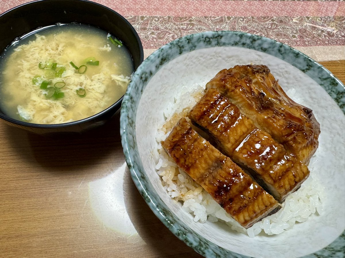 tayu002's tweet photo. 本日の夕食1412
国産鰻丼
すまし https://t.co/db4YKePG67