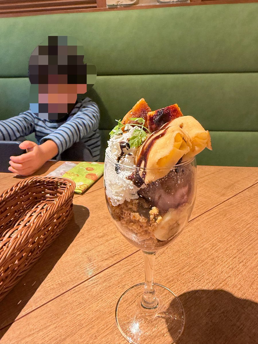 biscotheque's tweet photo. 帰りに、むーすすが気になっていたピソラというファミレスが近くにあり、お昼ご飯を食べた。ピザもパスタもおいしく、未就学児のうどんはなぜか無料だった。思わずパフェまで頼んでしもたがこれもまたおいしかった。
バス停のそばは完全にインター、これやはり本来車で来るとこよな…？ https://t.co/ZsoIGHd0Yk