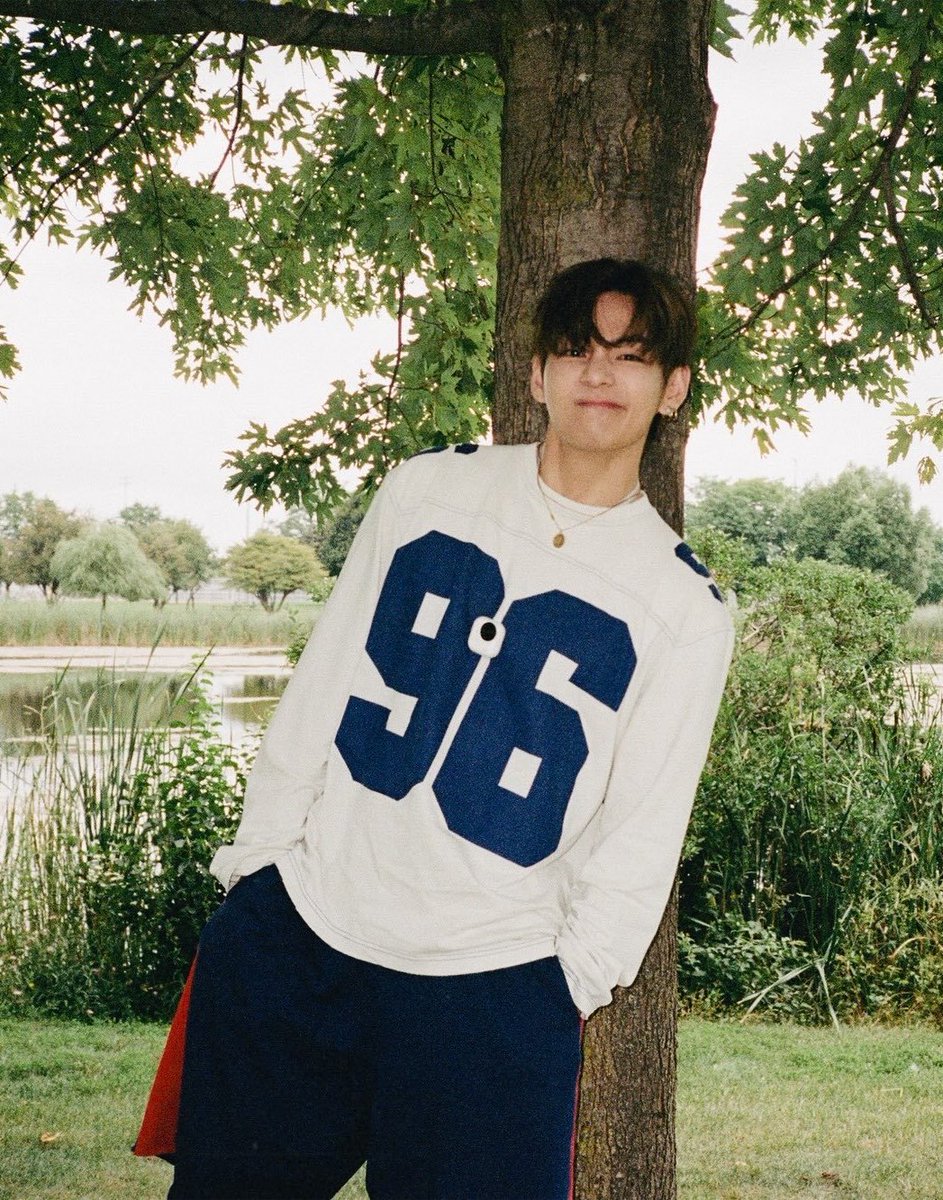 Taehyungimpact's tweet photo. Look at taehyung 🥹 https://t.co/1D7nz3uajB