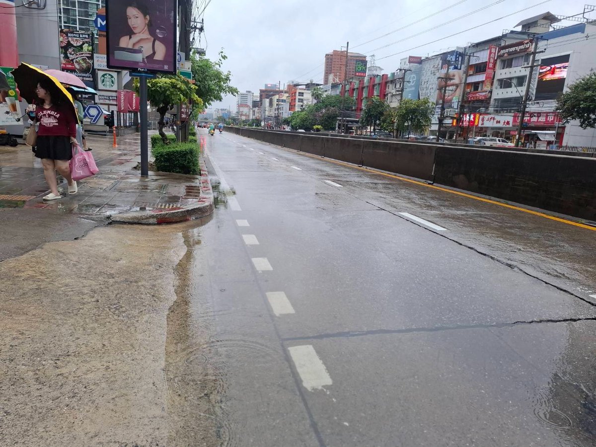 SuwitSap's tweet photo. ซ้ายคือ ตอนบ่ายโมง สองรูปขวา คือ ตอน 4 โมง ที่ MRT ห้วยขวาง

ทั้งนี้ตอนนี้ 16.30 ฝนก็ยังตกๆสลับๆหยุดอยู่บ้าง https://t.co/os3lTKTrI7
