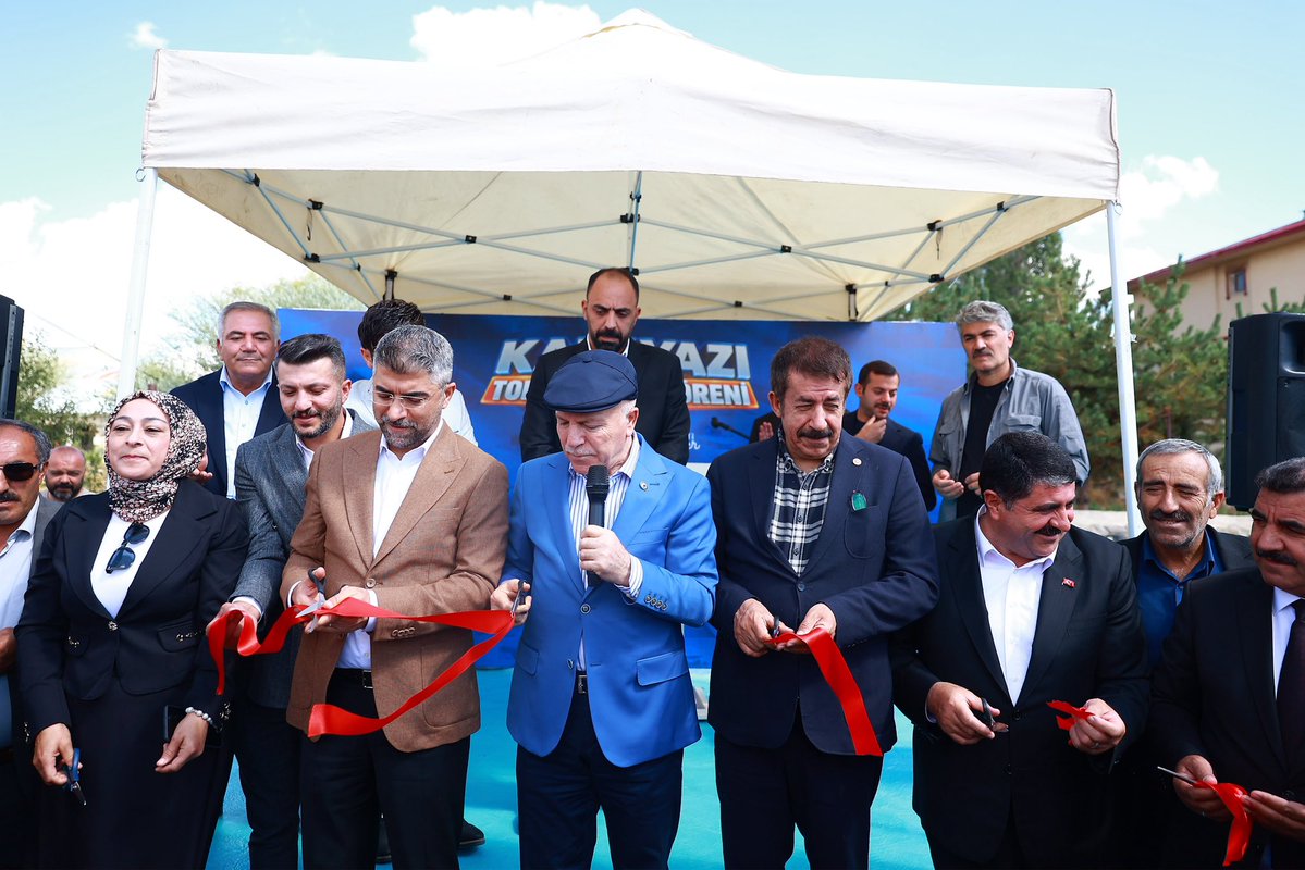 mehmetsekmen's tweet photo. Karayazı ilçemizde Toplu Açılış Töreni’mizi gerçekleştirdik. 

Bizler için her eser, yalnızca bir yapı değil; milletimizin geleceğine yapılan bir yatırımdır. Bu hizmetlerimiz, “Eser ve hizmet siyaseti” anlayışımızın somut nişaneleridir. Şehrimizi her yönüyle kalkındırma kararlılığımızı sürdürürken, birlik ve beraberlik ruhumuzu daima diri tutmaya devam edeceğiz. 

Yatırımlarımız ilçemize ve hemşehrilerimize hayırlı ve uğurlu olsun.