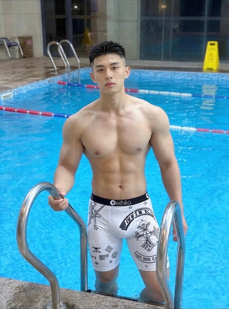 blued6788's tweet photo. 刚上岸，水还没擦干🌞🌞 #泳池 #腹肌 #肌肉男孩 #pool #abs https://t.co/tcDU0Hb1zn