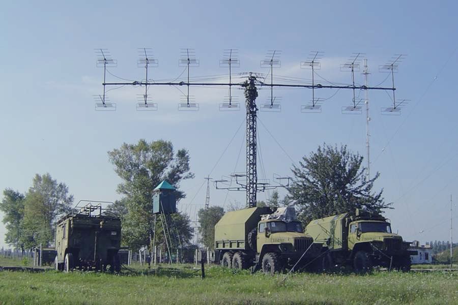 CasetaBosque's tweet photo. Ucrania 🇺🇦 continúa atacando la retaguardia rusa 🇷🇺.

Según el Estado Mayor de Ucrania 🇺🇦, el ejército ucraniano 🇺🇦 logró atacar un radar de vigilancia y alerta temprana de largo alcance P-18 "Terek" 🇷🇺 en el área de Semenivske, ubicado en la región de Donetsk.

Este tipo de radares son esenciales para la defensa antiaérea rusa 🇷🇺, ya que sirven para detectar y seguir a las aeronaves, misiles de crucero y drones utilizados por Ucrania 🇺🇦 en sus ataques en profundidad.

Se reporta que las fuerzas ucranianas 🇺🇦 también lograron atacar un depósito de munición del ejército ruso 🇷🇺 en la región de Luhansk.