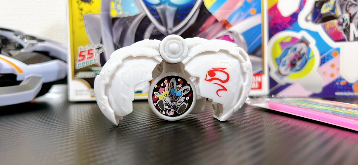 hirokun10chm's tweet photo. 【仮面ライダーマイス】キャラデコお祝いケーキ 仮面ライダーマイス (チョコクリーム)を開封して付属のマイスシードエグズ(キャラデコver.)で遊ぶ。 https://t.co/kXlggh5Wv8