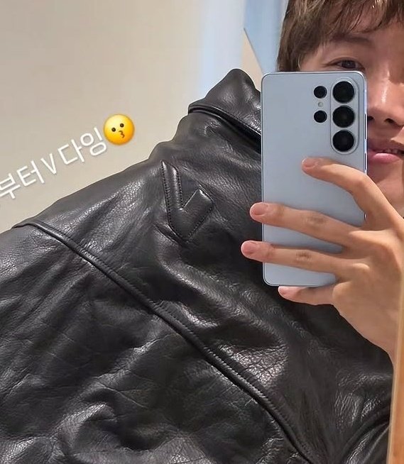 Kvdarlings's tweet photo. "Oho~~~ I'm 'V' from today on 😗"

This customised v ckjk jacket is still a mystery 😶‍🌫️ https://t.co/iFJEnMtwjR