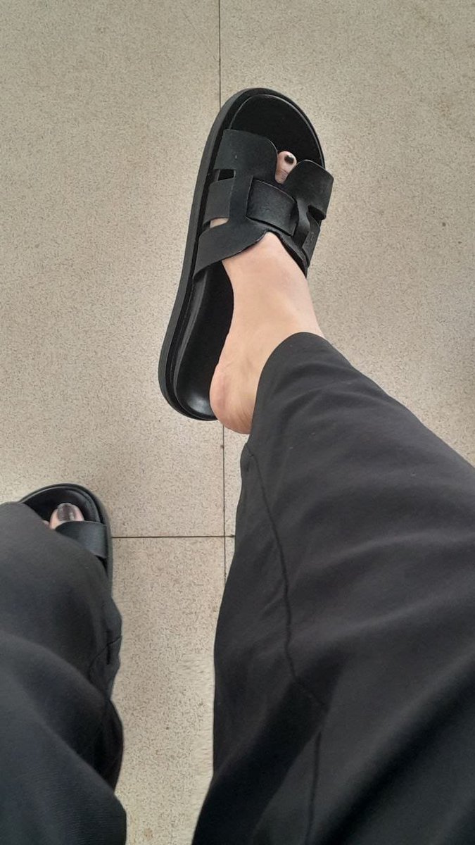 backupfanaah's tweet photo. My dirty slippers. https://t.co/0DXETI8uMd