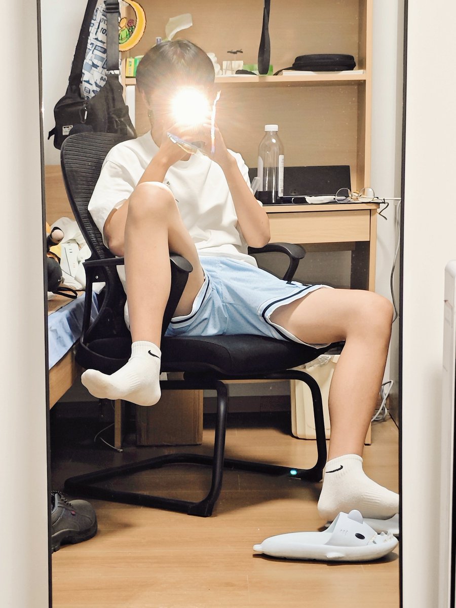 daydreamer0907's tweet photo. 镜子买小了 https://t.co/Es8IzpuXxd