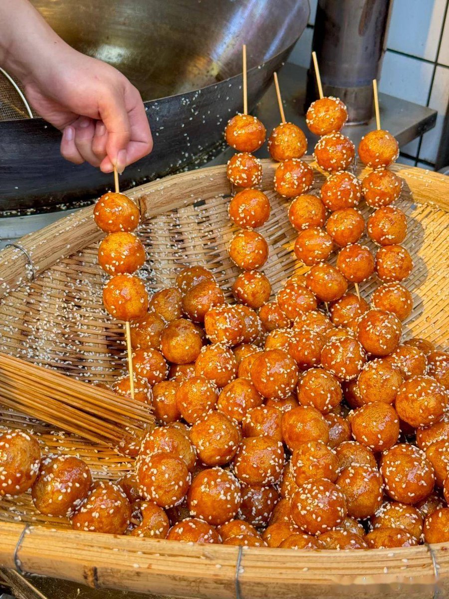 royriver599189's tweet photo. Craving quick and delicious roadside snacks Try the crispy fried skewers with savory sauce, perfect bite for a busy walk! https://t.co/Ql6KgRMQgf
