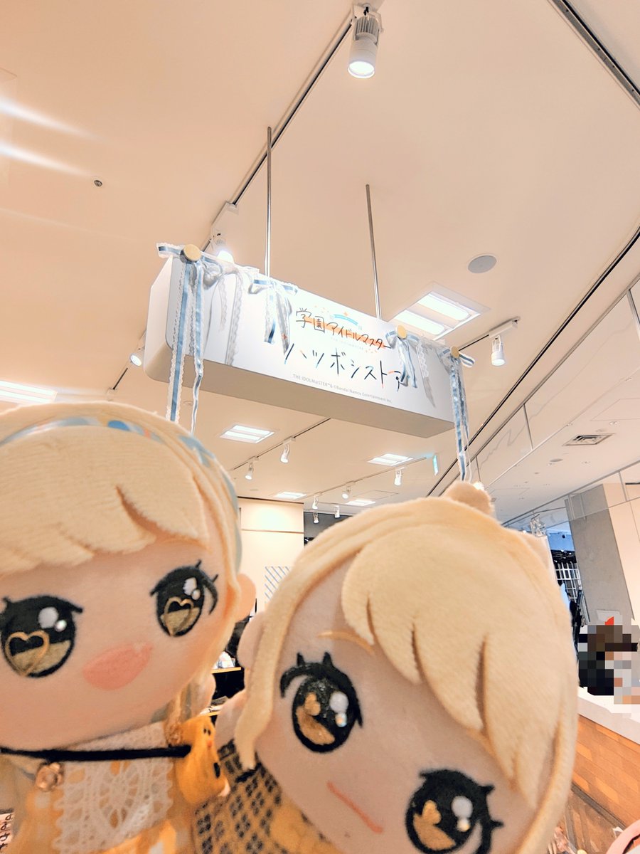 papermoondrop's tweet photo. ハツボシストア行ってたよ

ご飯は3階のおしゃれフードコートで焼売がおいしかった

かわいいことねかわいい(鳴き声)
それはそれとして清夏ちゃんのポニーテールからしか得られない栄養はあると思います

特典クリアシートは現物そのまま手渡しなので
入れ物持参がおすすめ

#初星学園ぬいぬい部 https://t.co/eG1LYmfCBM