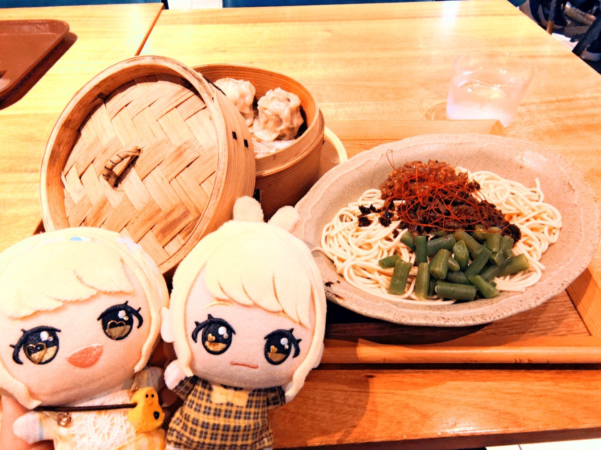 papermoondrop's tweet photo. ハツボシストア行ってたよ

ご飯は3階のおしゃれフードコートで焼売がおいしかった

かわいいことねかわいい(鳴き声)
それはそれとして清夏ちゃんのポニーテールからしか得られない栄養はあると思います

特典クリアシートは現物そのまま手渡しなので
入れ物持参がおすすめ

#初星学園ぬいぬい部 https://t.co/eG1LYmfCBM