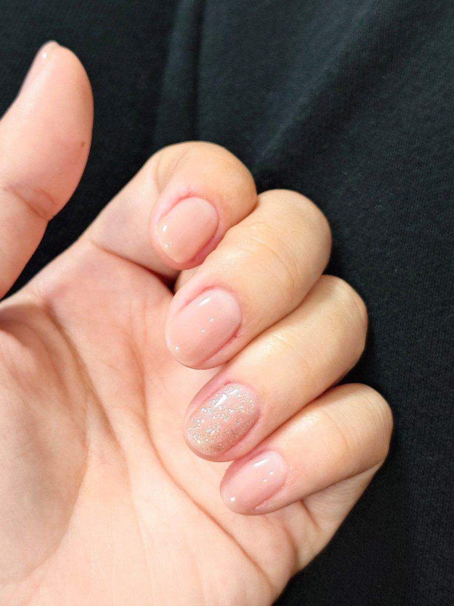 12nanami06's tweet photo. いかにも「ネイルしてます！」ってのもテンション上がっていいんだけど、飽きっぽいから「素の爪ですが？」くらいのカラーがちょうどいいかもしれん。アクセントに1本だけラメ入れさしてもらったが。 https://t.co/dV07DZMCL3