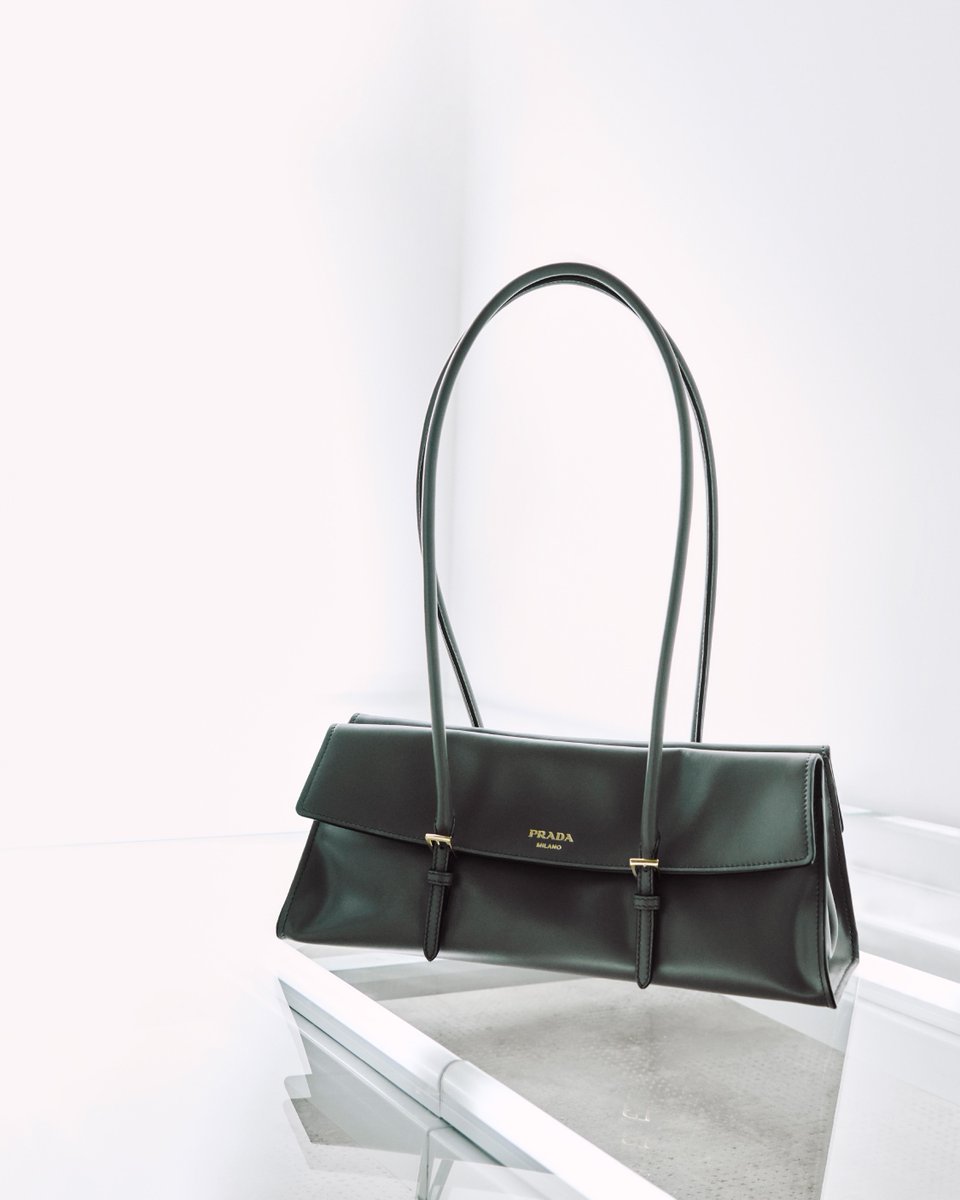 prada_japan's tweet photo. #プラダ 2027年春夏ウィメンズコレクションより。
目的と機能は、プラダ独自の美学を形成する重要な要素です。
素材そのものが、認識を直接変容させる力を持ち、既存の造形言語に挑戦していくのです。
https://t.co/h1b1M398AP
#PradaSS27 #MiucciaPrada #RafSimons #Prada https://t.co/eR8Rs0Mh0M