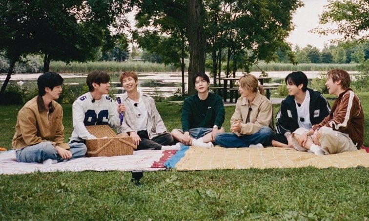 razanov_'s tweet photo. Kenapa konsepnya kayak acara lamaran keluarga Taekook???😭😭 https://t.co/6bs0LzI0oF