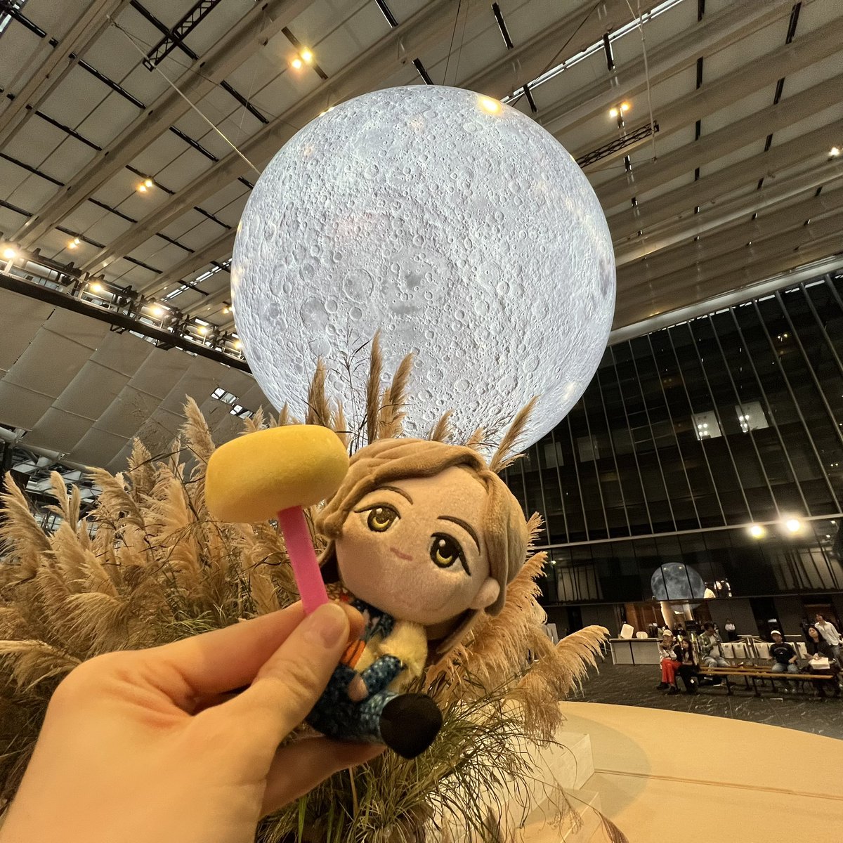 ringo_jam_love's tweet photo. 雪見だいふくに行ってきた🌕🐰
my雪見だいふく、当たったから食べたけど…もちもで美味😋

涼ちゃんのランタンとサインも拝めた
･:*+.(( °ω° ))/.:+

 #みんなでお月見会 
 #雪見だいふく 
 #藤澤涼架 
 #MrsGREENAPPLE 
 #涼ちゃん 
 #ぬい撮り https://t.co/DkIAqfsPgg