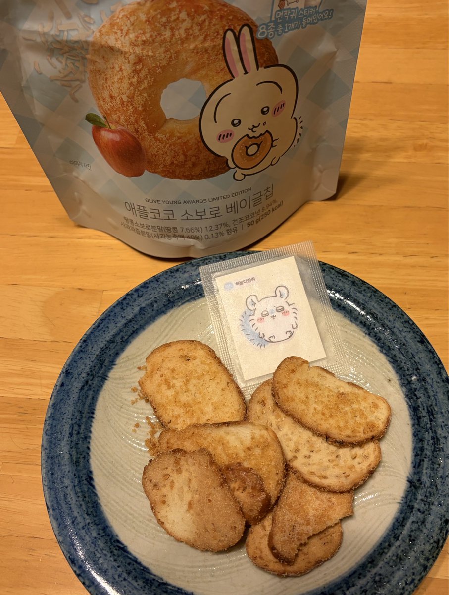 koitya's tweet photo. トウッ ィヤハッ！

ココナッツ&amp;りんご風味のうっすいラスクでした。

シールはかわいいヤツでした！
ありがとうございました！！ https://t.co/6rjr70Xpex