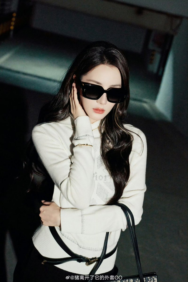 Allcbizmelons's tweet photo. #Dilraba departs for Dior Paris Fashion Week https://t.co/6oCjfYWlTZ