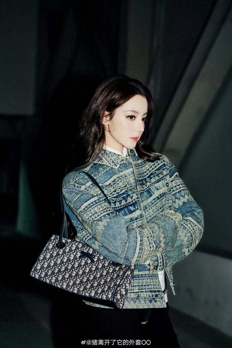 Allcbizmelons's tweet photo. #Dilraba departs for Dior Paris Fashion Week https://t.co/6oCjfYWlTZ