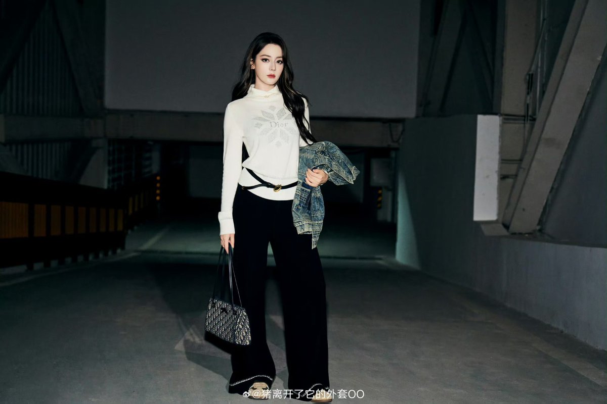 Allcbizmelons's tweet photo. #Dilraba departs for Dior Paris Fashion Week https://t.co/6oCjfYWlTZ