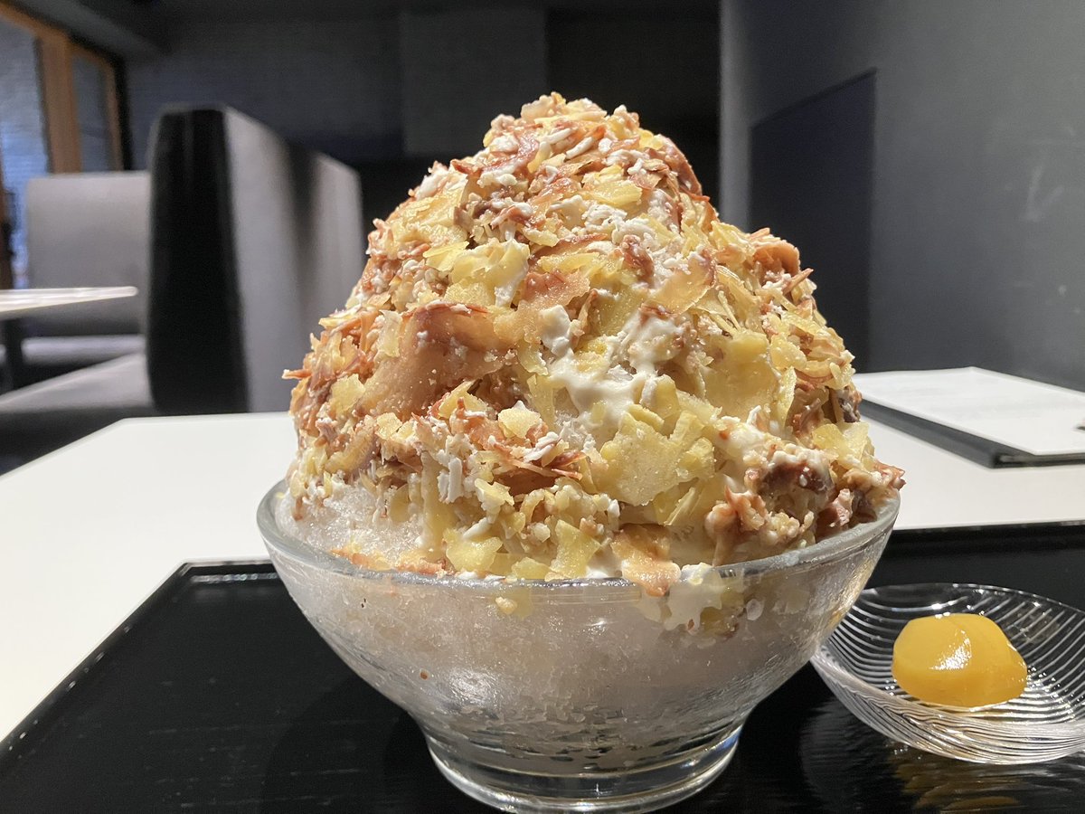 hirobuchiii's tweet photo. 虎屋銀座

周りに栗の細かい刻みが貼り付けられていて、底には栗餡

中は和三盆蜜かなぁ

渋川栗のかき氷(予約制)
蜜栗TP

#かき氷 #shavedice https://t.co/fdIpdcihMD