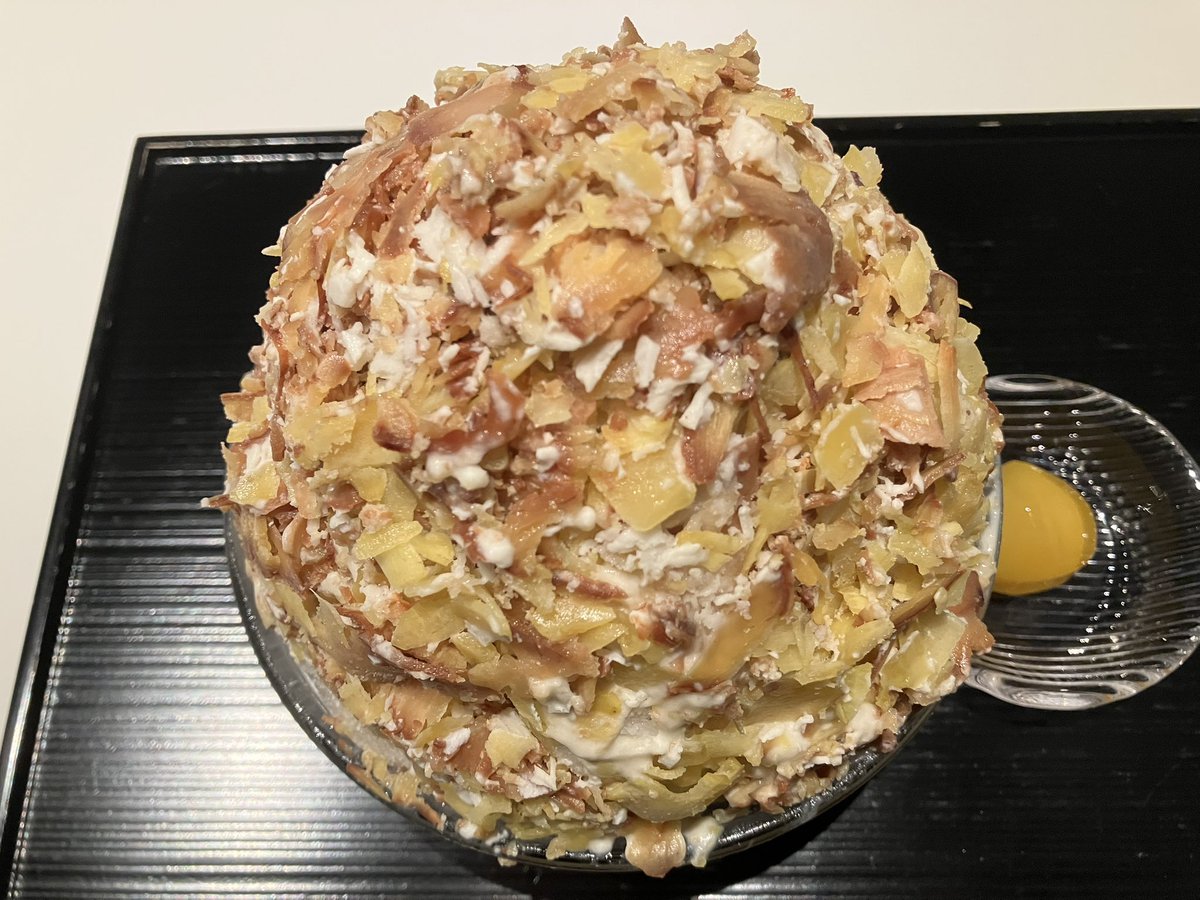 hirobuchiii's tweet photo. 虎屋銀座

周りに栗の細かい刻みが貼り付けられていて、底には栗餡

中は和三盆蜜かなぁ

渋川栗のかき氷(予約制)
蜜栗TP

#かき氷 #shavedice https://t.co/fdIpdcihMD